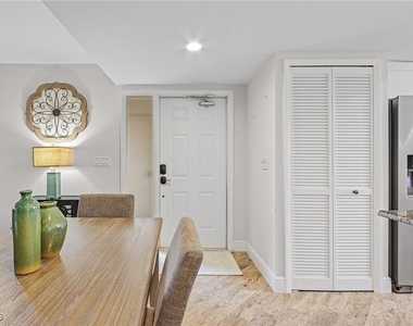 4205 Se 19th Avenue - Photo Thumbnail 1