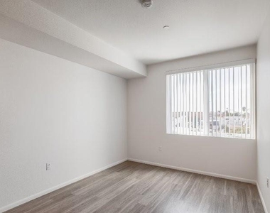 4320 44th St - Photo Thumbnail 5
