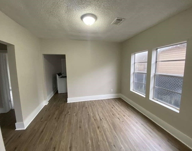 8213 E Erath Street - Photo Thumbnail 2