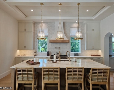 637 Palm Circle W - Photo Thumbnail 9
