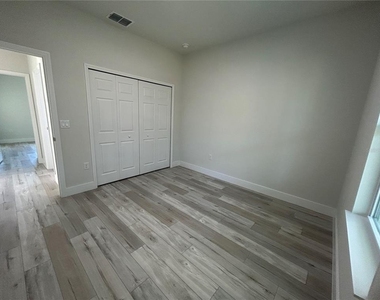 2097 W Hampshire Boulevard - Photo Thumbnail 6
