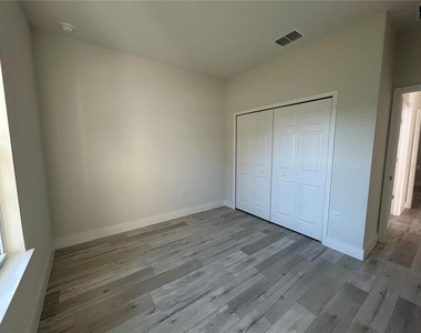 2097 W Hampshire Boulevard - Photo Thumbnail 5