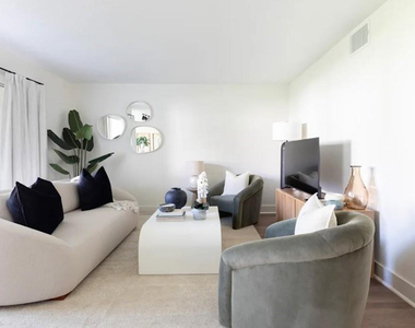 800 The Pointe Drive - Photo Thumbnail 2