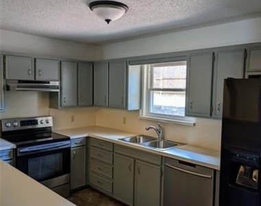 104 Brookdale Drive - Photo Thumbnail 2