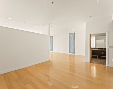 1100 S Hope - Photo Thumbnail 3