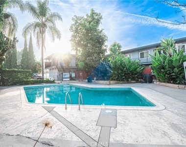 7348 Florence - Photo Thumbnail 17