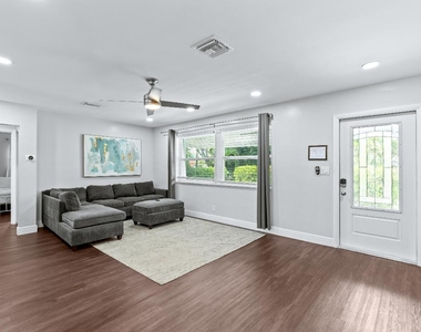 1800 Ne 28th Avenue - Photo Thumbnail 2