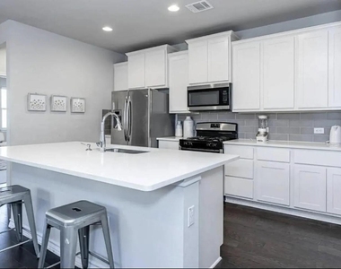 7516 Saginaw Dr - Photo Thumbnail 9