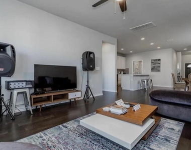 7516 Saginaw Dr - Photo Thumbnail 6