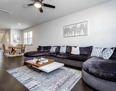 7516 Saginaw Dr - Photo Thumbnail 4