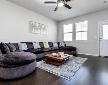7516 Saginaw Dr - Photo Thumbnail 5