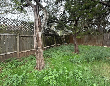 5601 Porsche Ln - Photo Thumbnail 15
