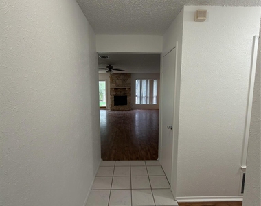 5601 Porsche Ln - Photo Thumbnail 24