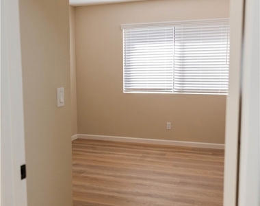 1219 N Edwards Street - Photo Thumbnail 18