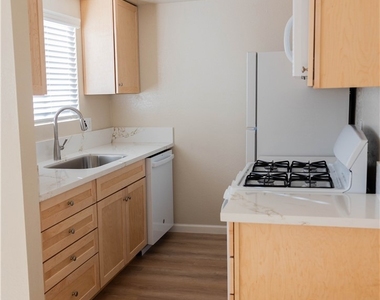 1219 N Edwards Street - Photo Thumbnail 8