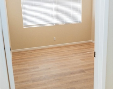 1219 N Edwards Street - Photo Thumbnail 27