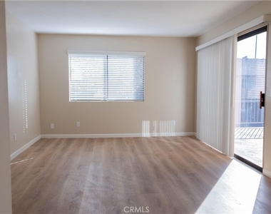 1219 N Edwards Street - Photo Thumbnail 6