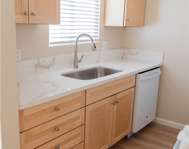 1219 N Edwards Street - Photo Thumbnail 9