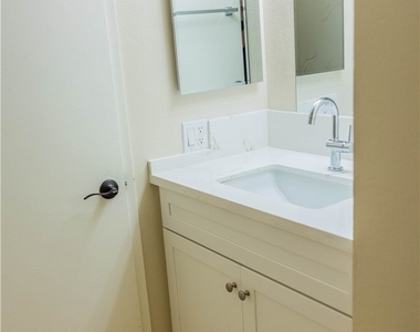 1219 N Edwards Street - Photo Thumbnail 23