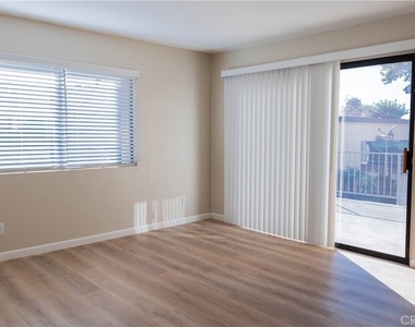 1219 N Edwards Street - Photo Thumbnail 5