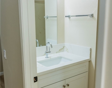 1219 N Edwards Street - Photo Thumbnail 21