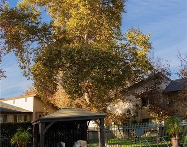 1219 N Edwards Street - Photo Thumbnail 50