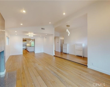 3119 Mesa Verde Drive - Photo Thumbnail 6