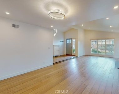 3119 Mesa Verde Drive - Photo Thumbnail 7
