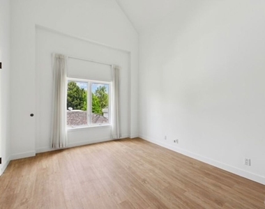10351 Wilshire Boulevard - Photo Thumbnail 21