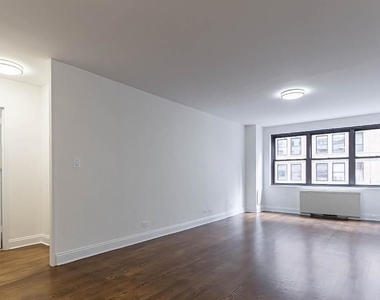 96 5th Avenue - Photo Thumbnail 2