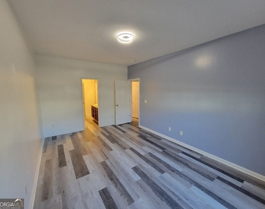 175 Stillwood Drive - Photo Thumbnail 8