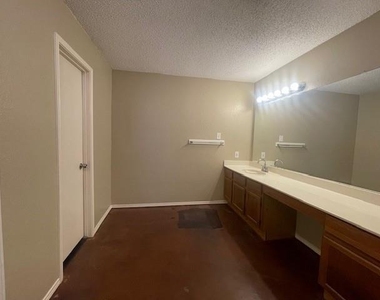 1226 W Hudgins Street - Photo Thumbnail 11