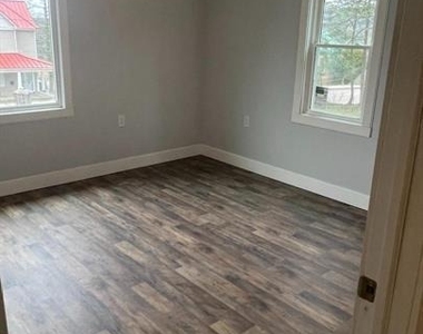 604 E Oak Street - Photo Thumbnail 4
