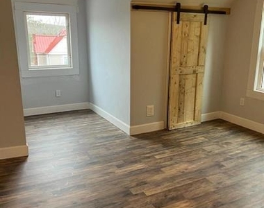 604 E Oak Street - Photo Thumbnail 7