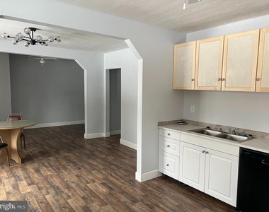 604 E Oak Street - Photo Thumbnail 2