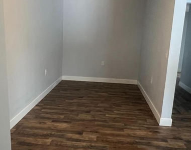 604 E Oak Street - Photo Thumbnail 6