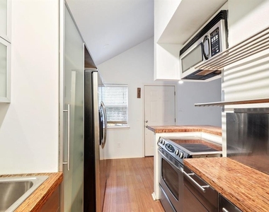 1110 W 22nd St - Photo Thumbnail 3