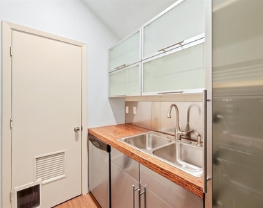 1110 W 22nd St - Photo Thumbnail 4