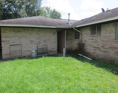 8811 Burford Lane - Photo Thumbnail 3
