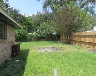 8811 Burford Lane - Photo Thumbnail 4