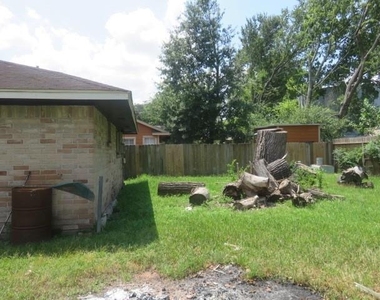8811 Burford Lane - Photo Thumbnail 2