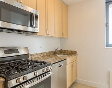 West 48th Street - Photo Thumbnail 2