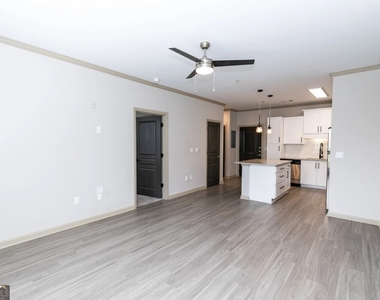 1000 Ashwood Parkway - Photo Thumbnail 7