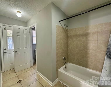 9501 Pondside Lane - Photo Thumbnail 20