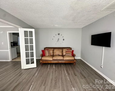 9501 Pondside Lane - Photo Thumbnail 5