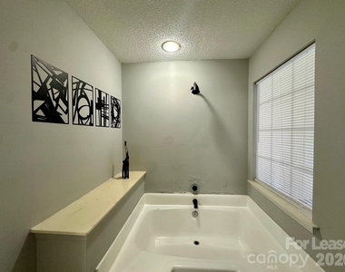 9501 Pondside Lane - Photo Thumbnail 23