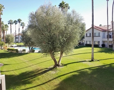 319 Vista Royale Drive - Photo Thumbnail 3