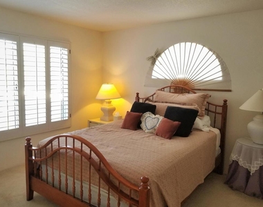 319 Vista Royale Drive - Photo Thumbnail 12
