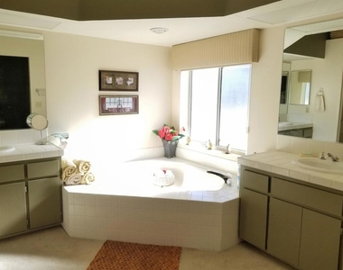 319 Vista Royale Drive - Photo Thumbnail 13