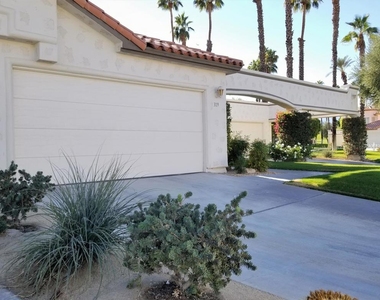 319 Vista Royale Drive - Photo Thumbnail 5